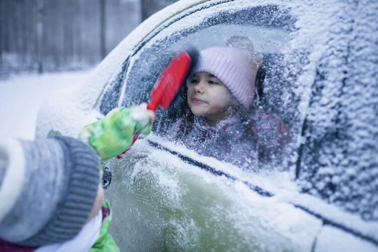 Wie ihr sicher mit Kindern im Winter unterwegs seid Autofahren Winter Kinder